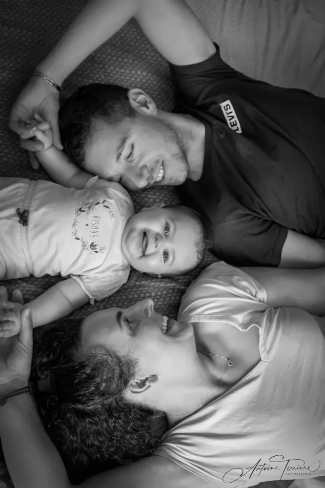 photo-nouveau-ne-noir-et-blanc