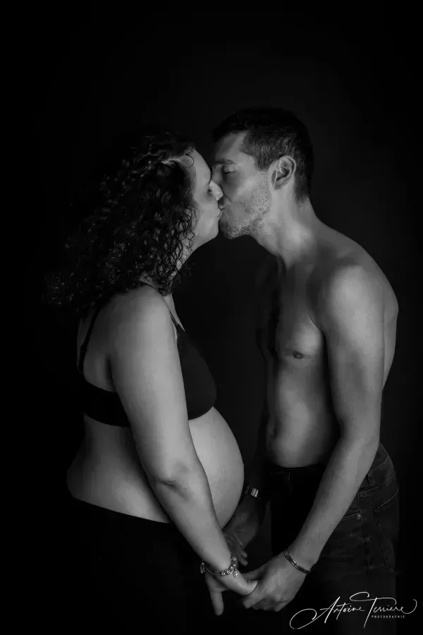 photo-grossesse-noir-et-blanc