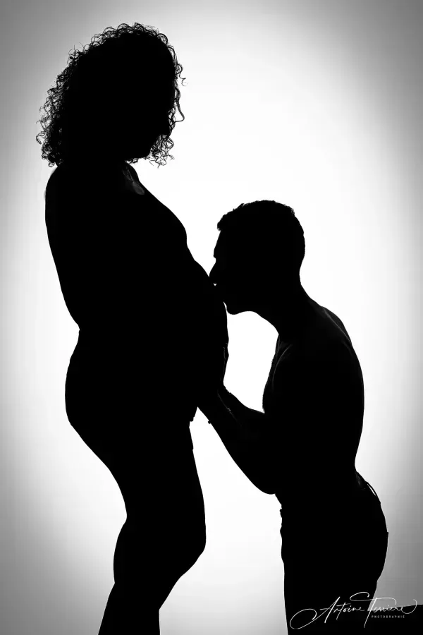 photo-grossesse-noir-et-blanc
