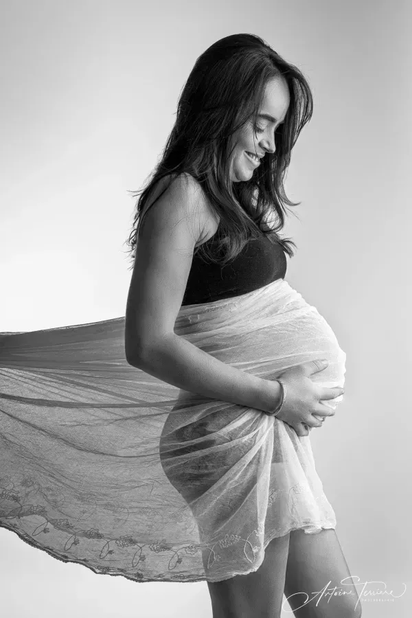 photo-grossesse-noir-et-blanc