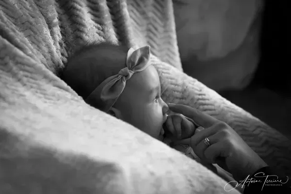 photo-nouveau-ne-noir-et-blanc